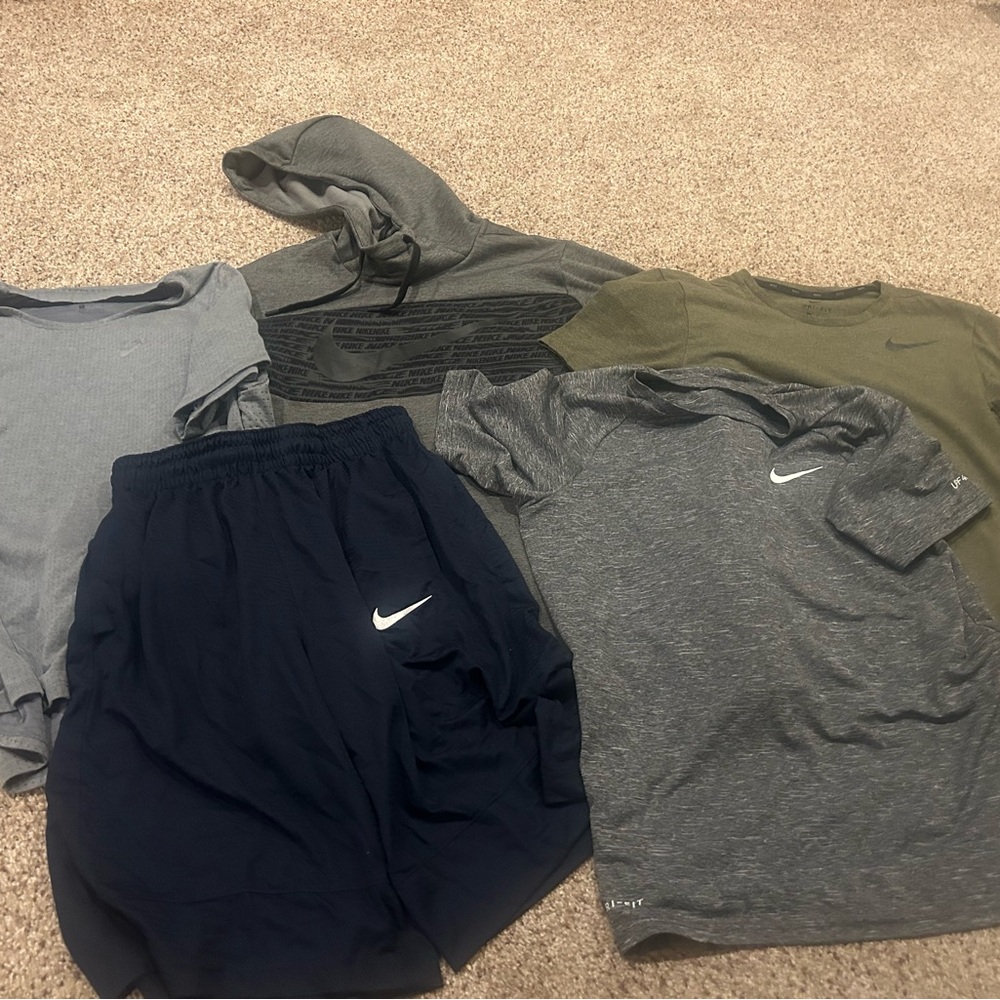 Lot - Men’s Nike clothes, small